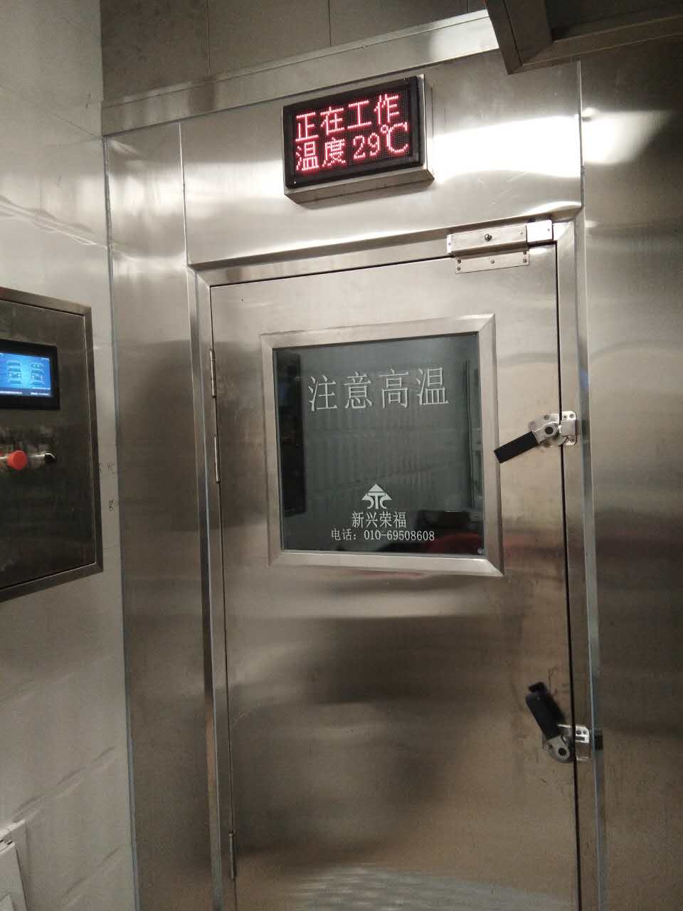 飲食安全必不可少的環(huán)節(jié)-餐飲器具安全-紀(jì)實北京某學(xué)校熱風(fēng)消毒存儲庫